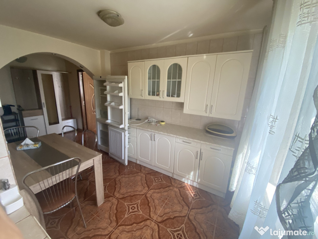 Apartament de 78 mp , 3 camere decomandat et.3/4 in Lapus (S