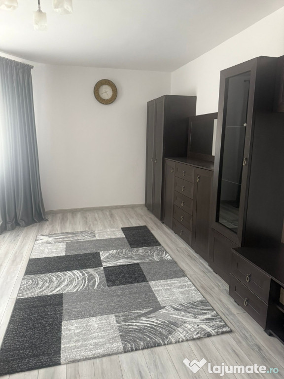 Închiriez apartament