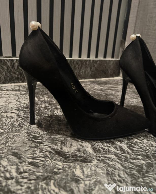 Pantofi cu toc noi