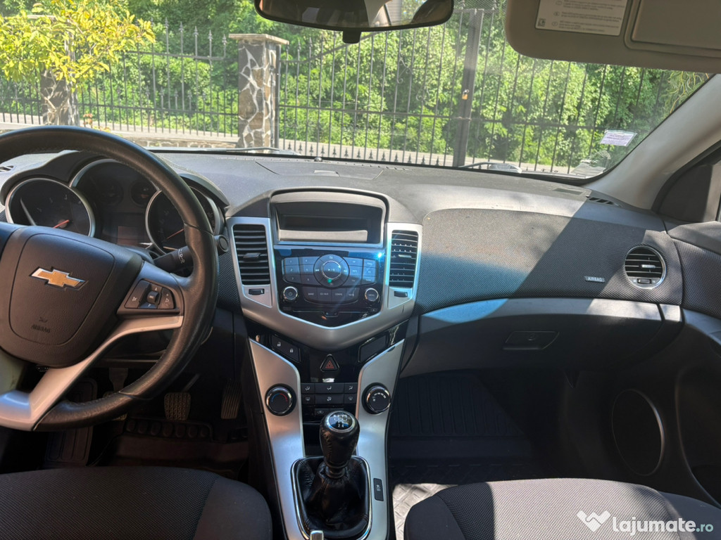 Vând un autoturism Chevrolet Cruze