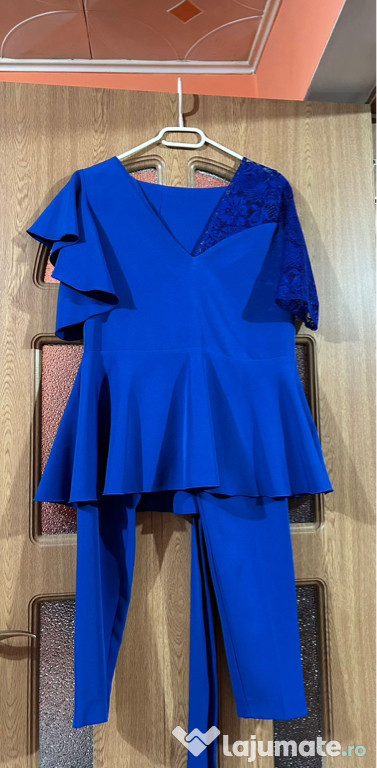 Costum albastru cu pantalonii
