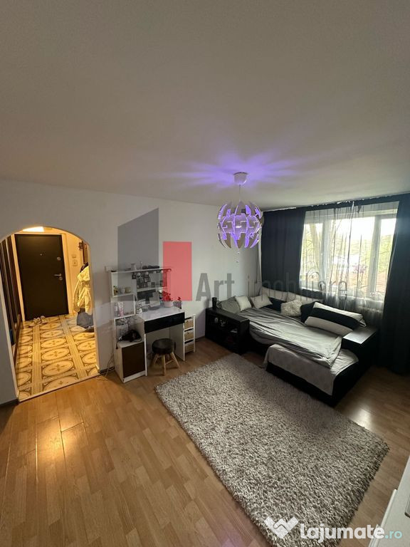 Apartament cu 3 camere în Zona 1Decembrie