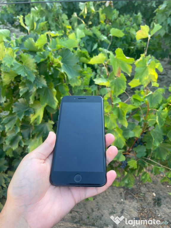 Vând IPhone 8 Plus, Folosit , 64 GB