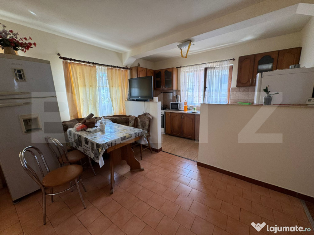 Casa 5 camere, 300 mp, parcari, zona Florilor