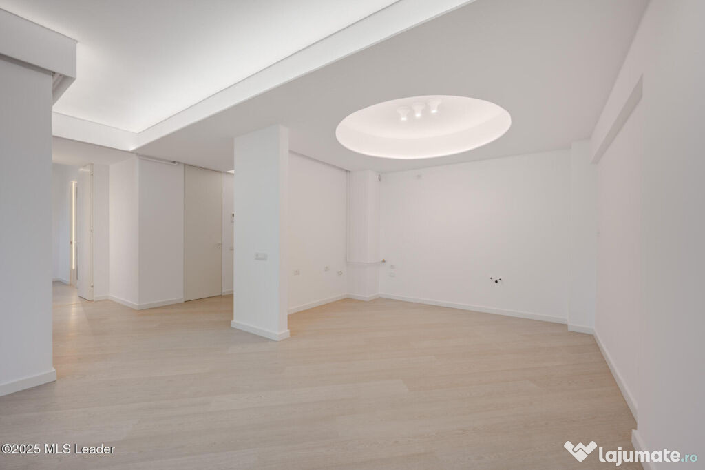 Apusul de la ultimul etaj din Cortina North | 3 camere |