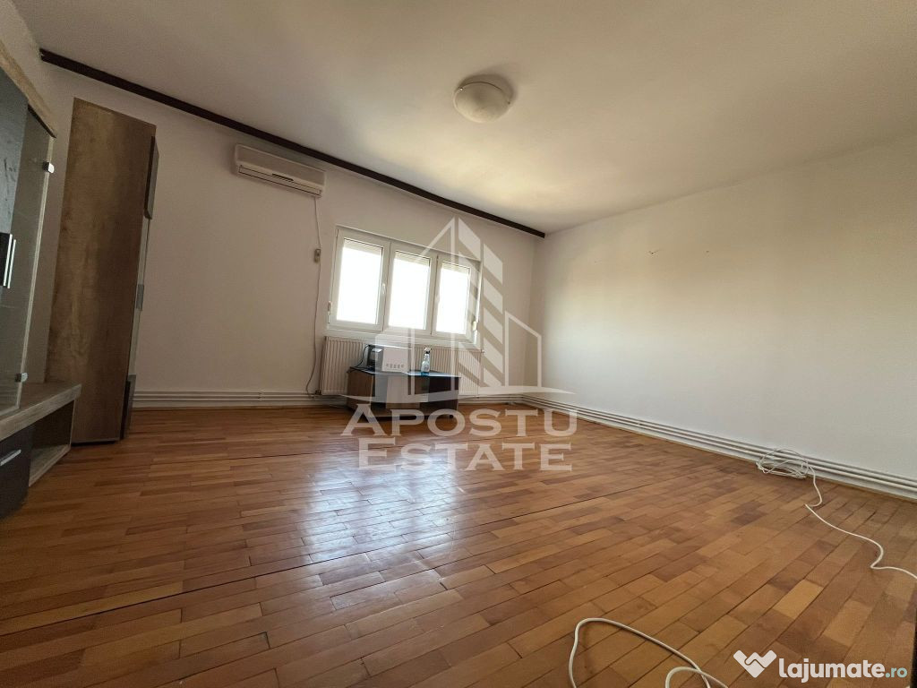 Apartament cu 3 camere, 2 bai, decomandat, centrala propr...
