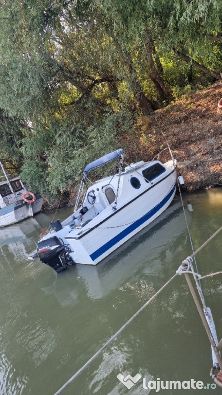 Barca cabinata 5.5m cu motor suzuki df30 4T plus peridoc înm