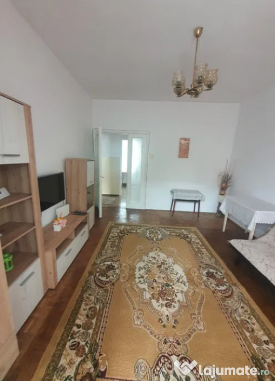 Apartament 2 camere, decomandat - zona Tractorul