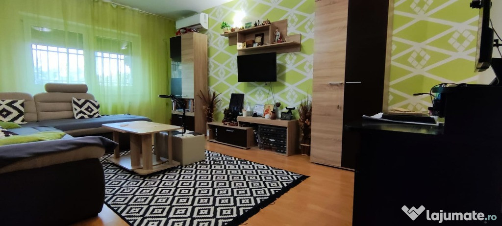 Vand apartament 3 camere decomandate mobilat / parțial utilat, zona To