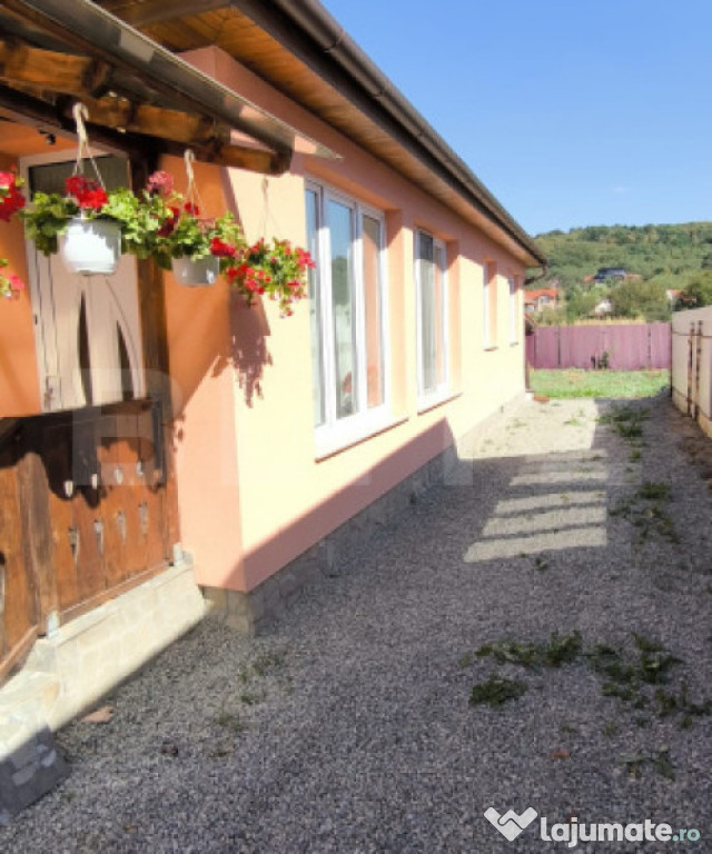 Casa cu 3 camere și teren în suprafață de 2000 mp