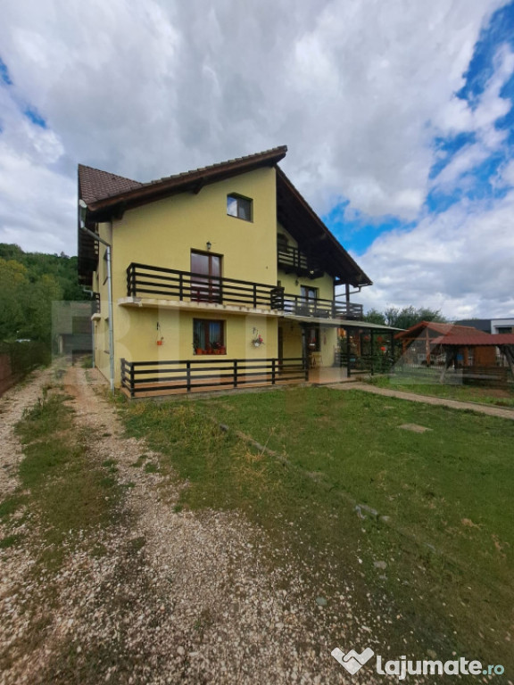 Casă 330 m² – teren 1210 m² – ideală pentru locuinț
