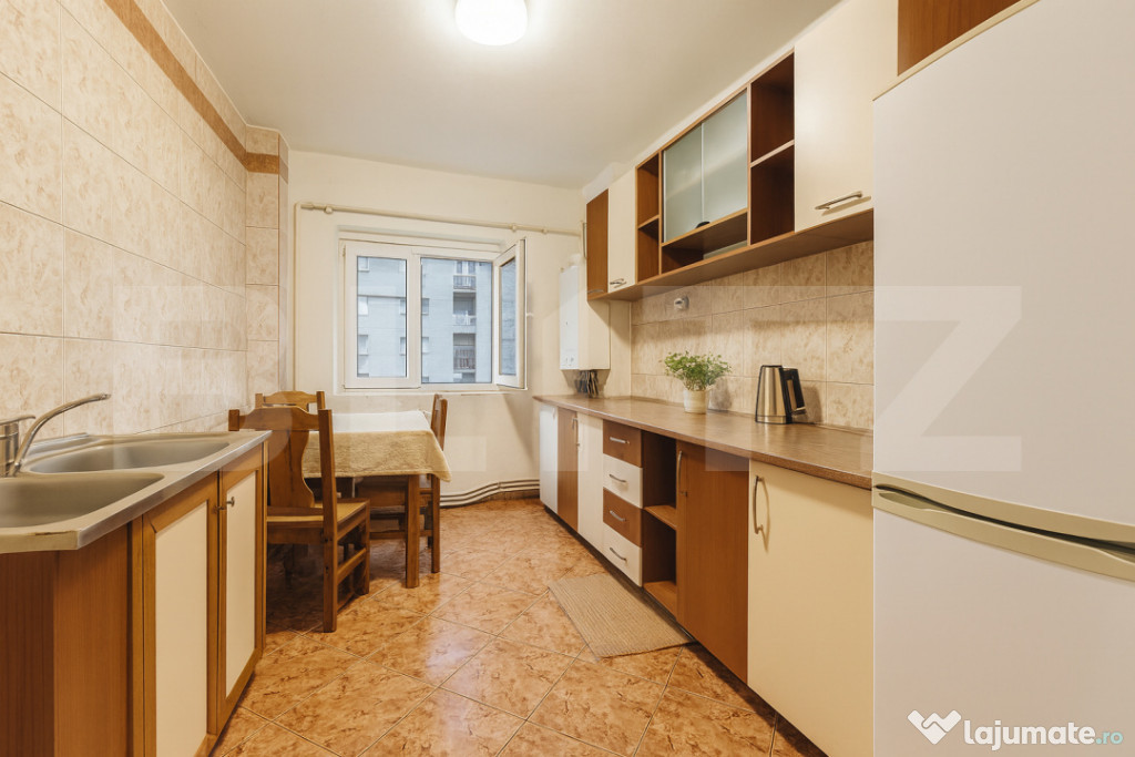Apartament 3 camere, 2 bai, etaj 1, zona Mercur