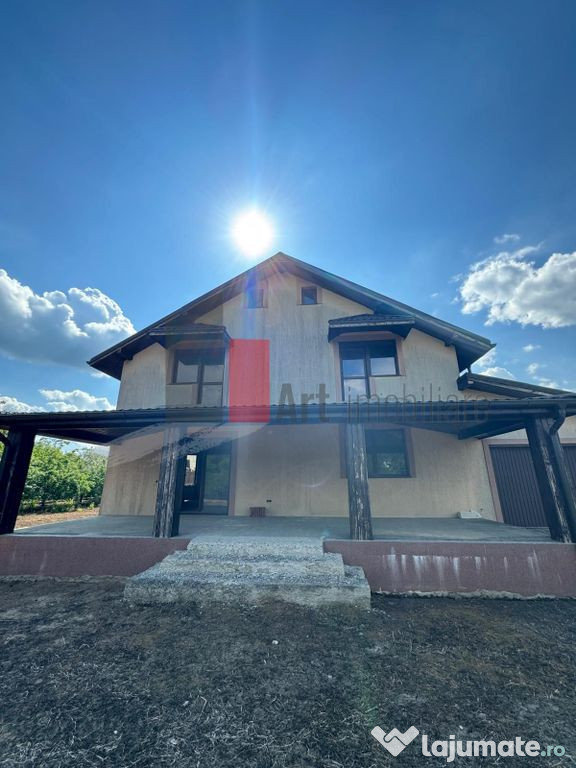 Casa la rosu in Peris