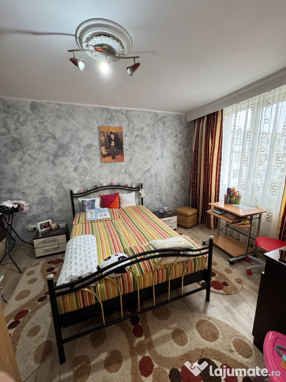 Vand apartament cu 2 camere decomandat