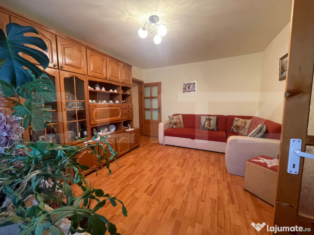 Apartament 3 camere semidecomandat, spațios și luminos –
