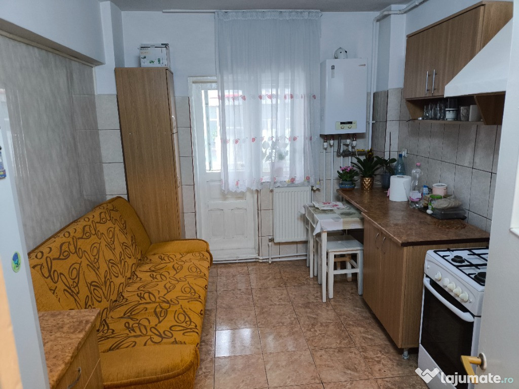 Apartament 2 camere, zona de jos, decomandat