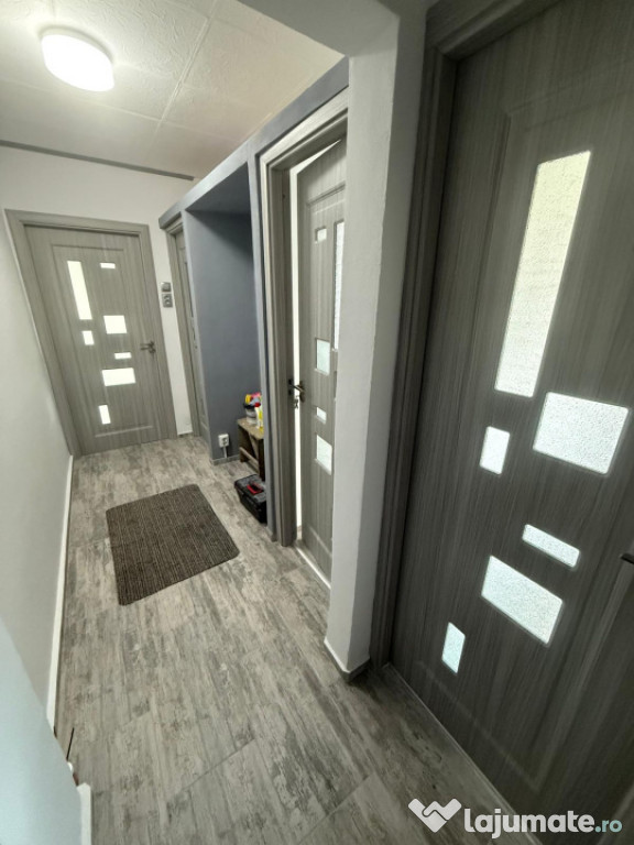 Apartament 3 camere semidecomandat, 50 mp, zona Segarcea