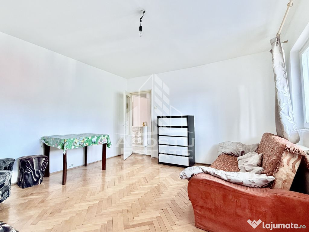 Apartament trei camere decomandat etaj intermediar
