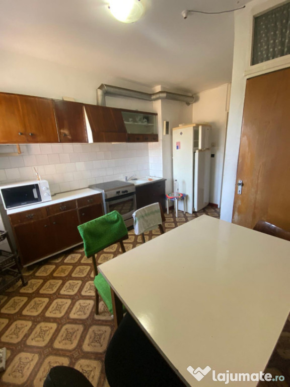 Apartament cu 3 camere zona centrala