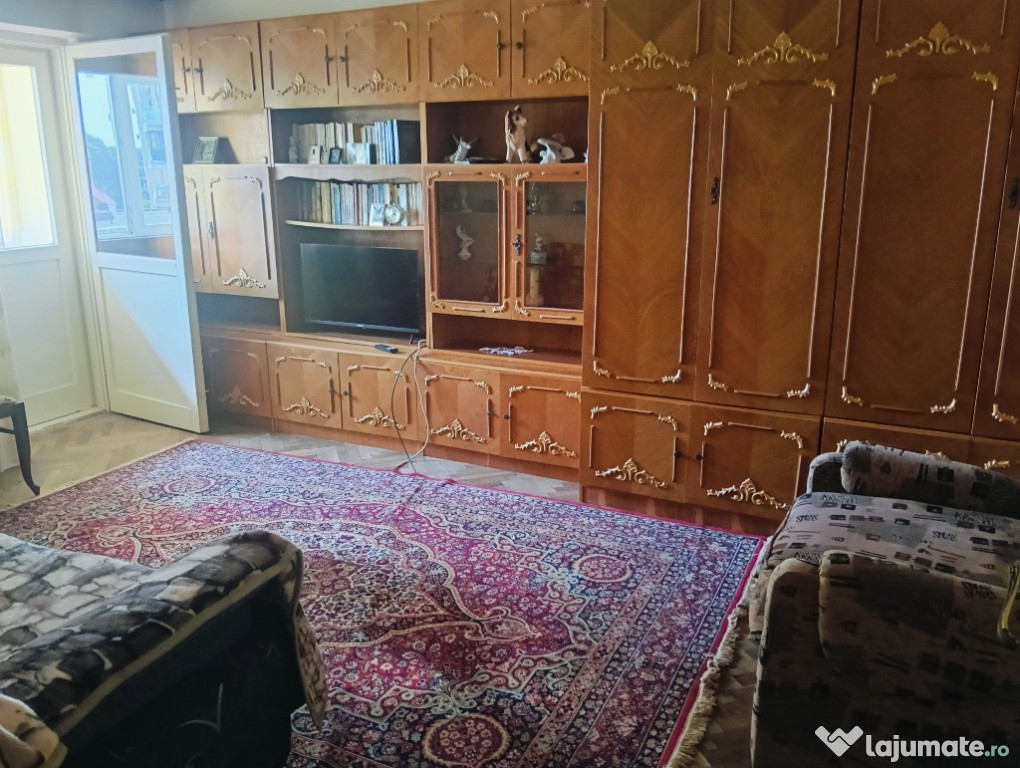 Închiriez apartament cu 3 camere zona Faleza Nord