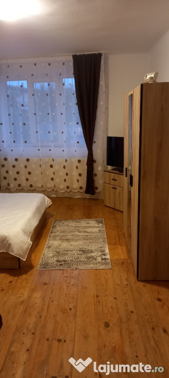 închiriez apartament 2 camere spațioase la casă