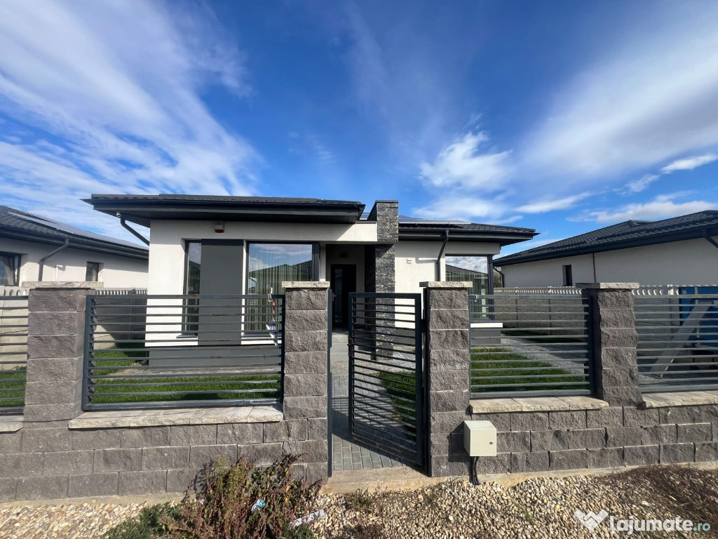 Casa individuala cu panouri solare si pompa de caldura