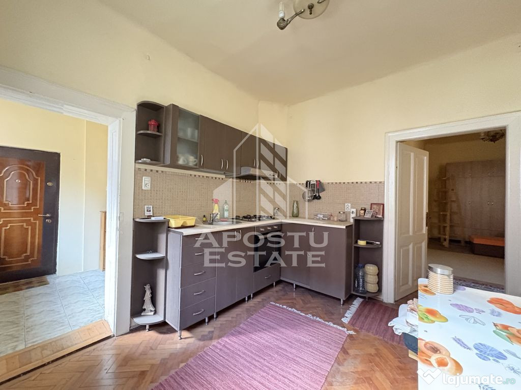 Apartament 2 camere, parter înalt, centrala proprie zona...