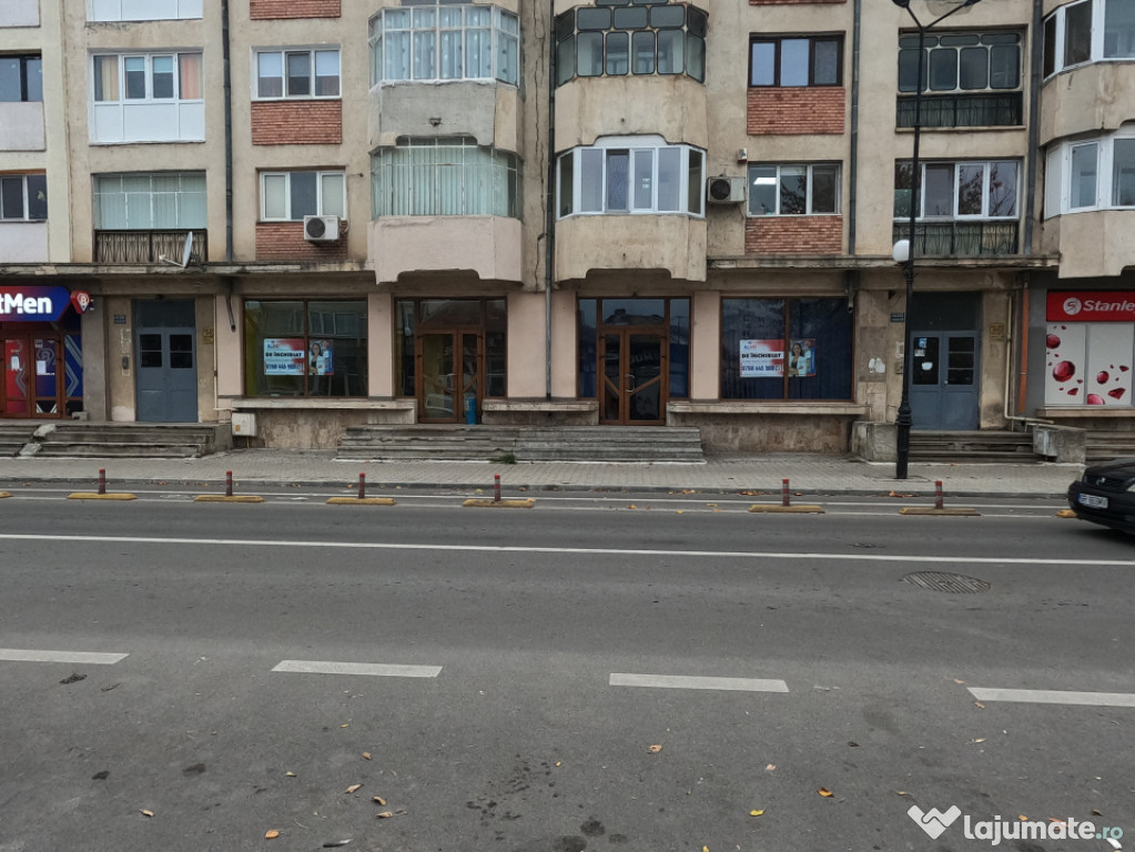 Spațiu Comercial de Închiriat 70 mp, Fațadă din Sticlă,