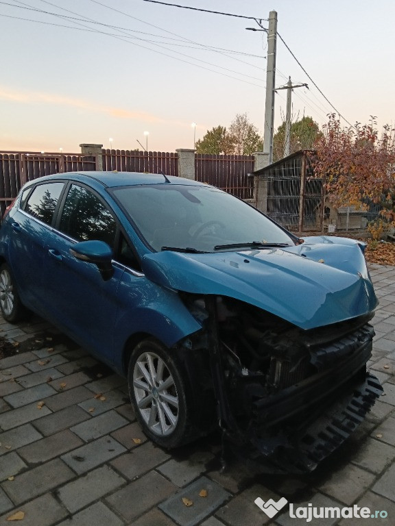 Vand Ford Fiesta 12.2015, cutie automata,avariat
