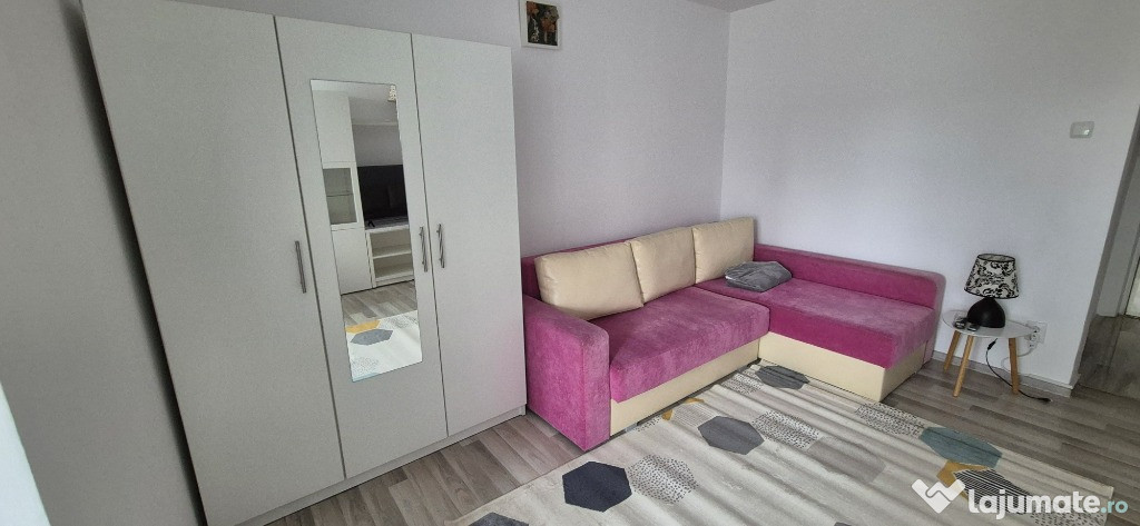 PArticular, ofer garsoniera vizavi de Piata Progresul, 400 euro