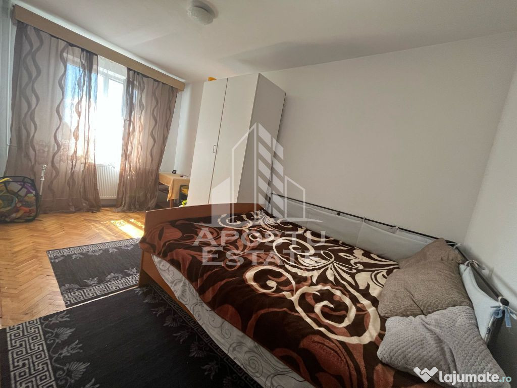 Apartament cu 3 camere, semidecomandat, etajul 2, zona Da...