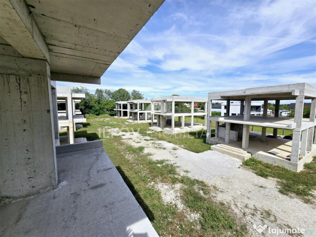 Ansamblu 8 case la structura, 3298mp teren, autorizatie vala