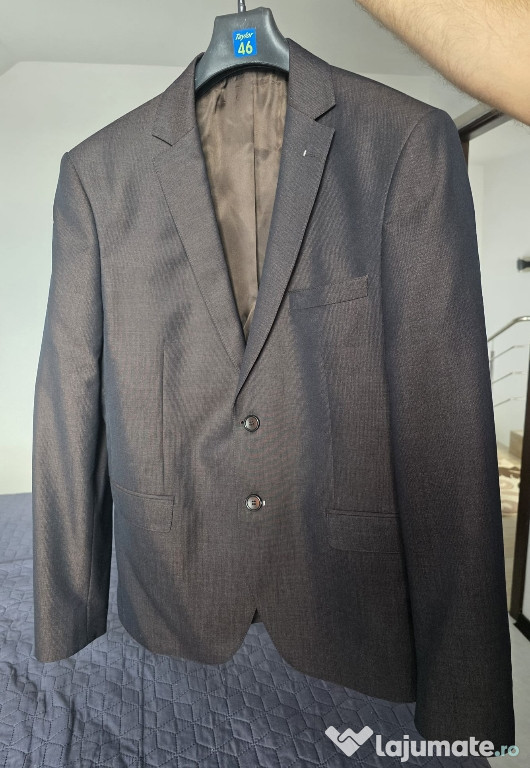 Costum barbati maro cu reflexii albastre