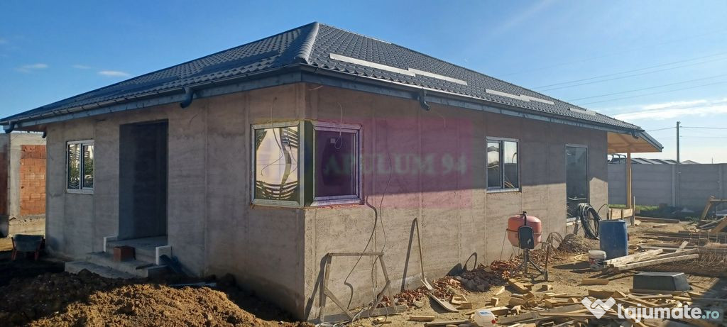 Săbăreni, casă parter 4 camere, CT, terasă, pivniță...