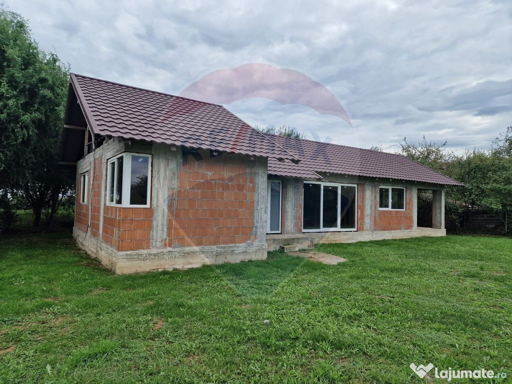 Casă la rosu spre vânzare, Busag, acces privat