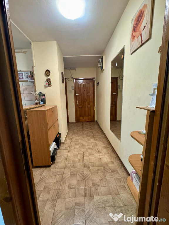 Apartament de 3 camere zona TRACTORUL