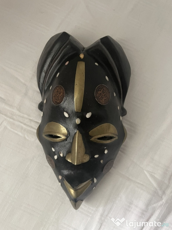 Masca africana deosebita cu monezi