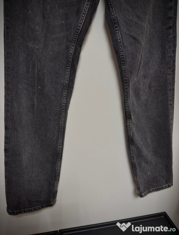 Blugi Zara negri simpli – clasici, ușor de asortat