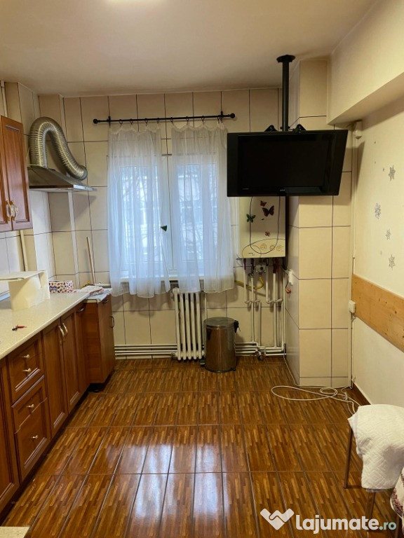 Inchiriez apartament 4 camere