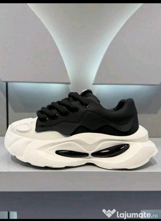 Adidasi adulti mărimi diferite