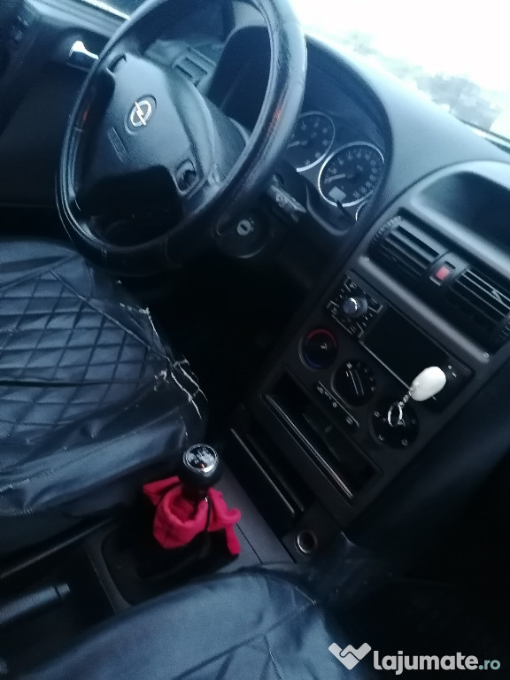 Mașina opel astra g