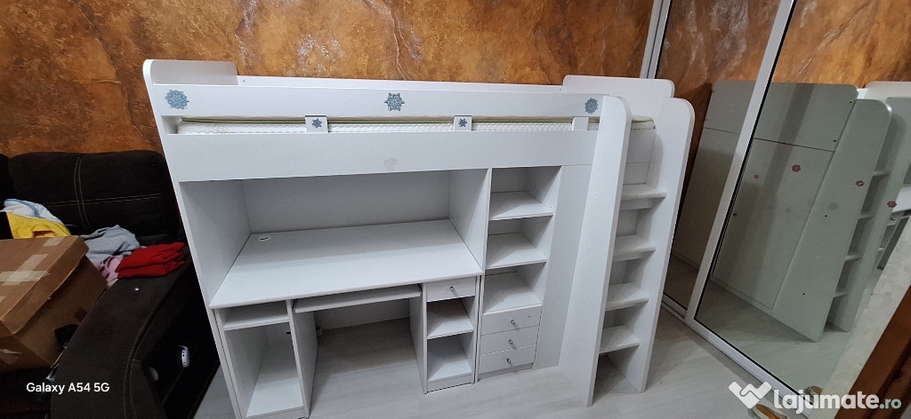 Pat supendat cu birou si sifonier
