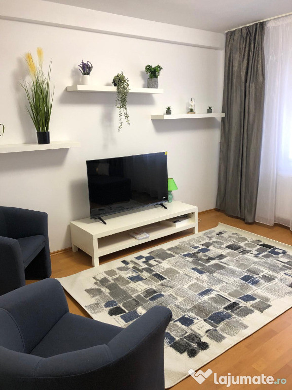 Apartament cu 3 camere, decomandat - zona Centru Civic