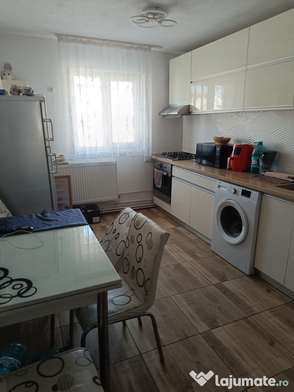 Apartament 2 camere et 4