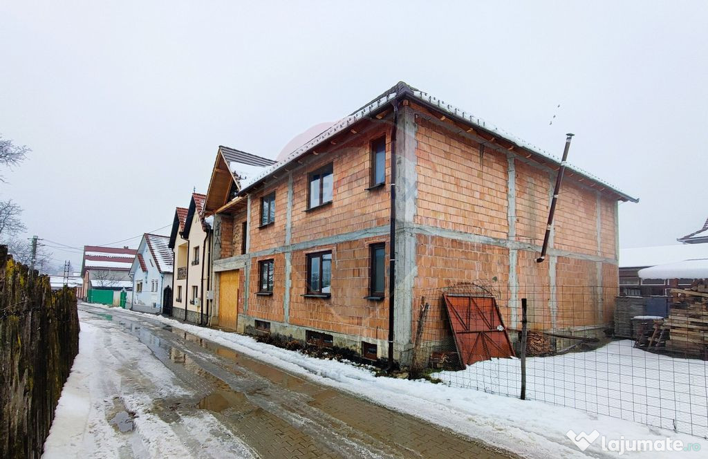 Casă/vilă spațioasă, centrală în Săliște, structu...