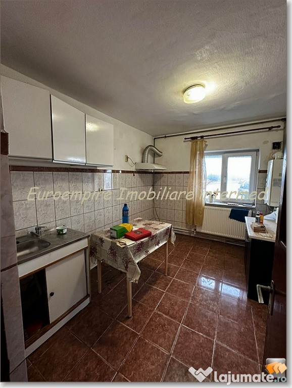 Apartament 2 camere decomandate zona Poarta 6