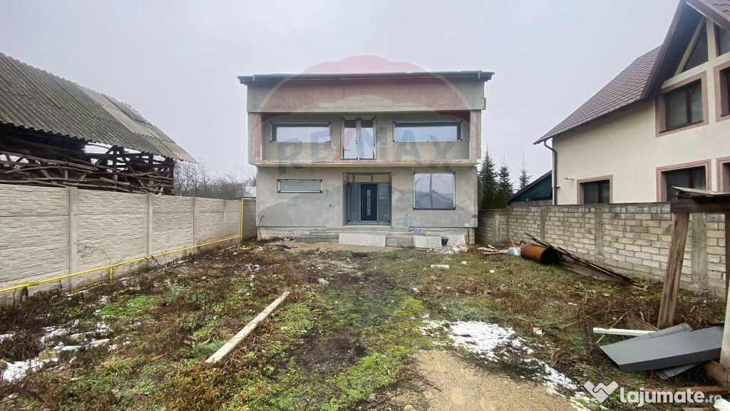 Casă / Vilă cu 4 camere de vânzare, Nucet, Dambovita.