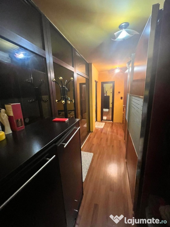 Vand apartament 3 camere zona Decebal