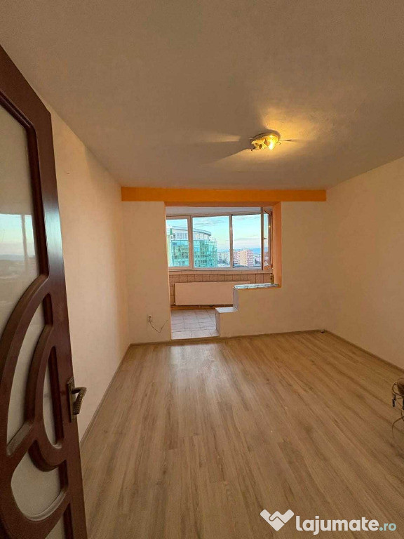 Apartament de 3 camere zona VLAHUTA,