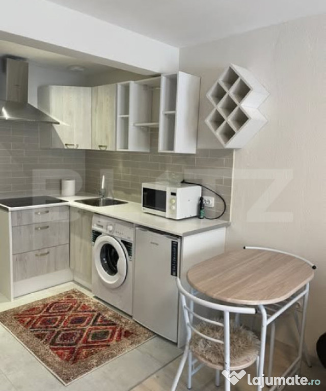 Cameră de cămin modernă, renovată complet, cu baie și b